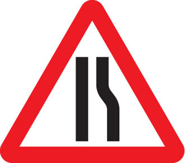Picture of Road narrows right fold up 600mm triangle sign